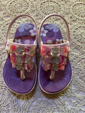 CROCS Toddler Girls Isabella Thong Bow Sandal Sz C 8/9 Back Strap Glitter Stones